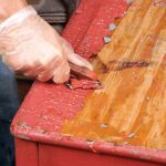 Uso de Decapantes y Removedores en la Restauración de Muebles: Precauciones y Técnicas